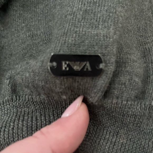 Armani gray women’s sweater size 8 or medium - Picture 3 of 3